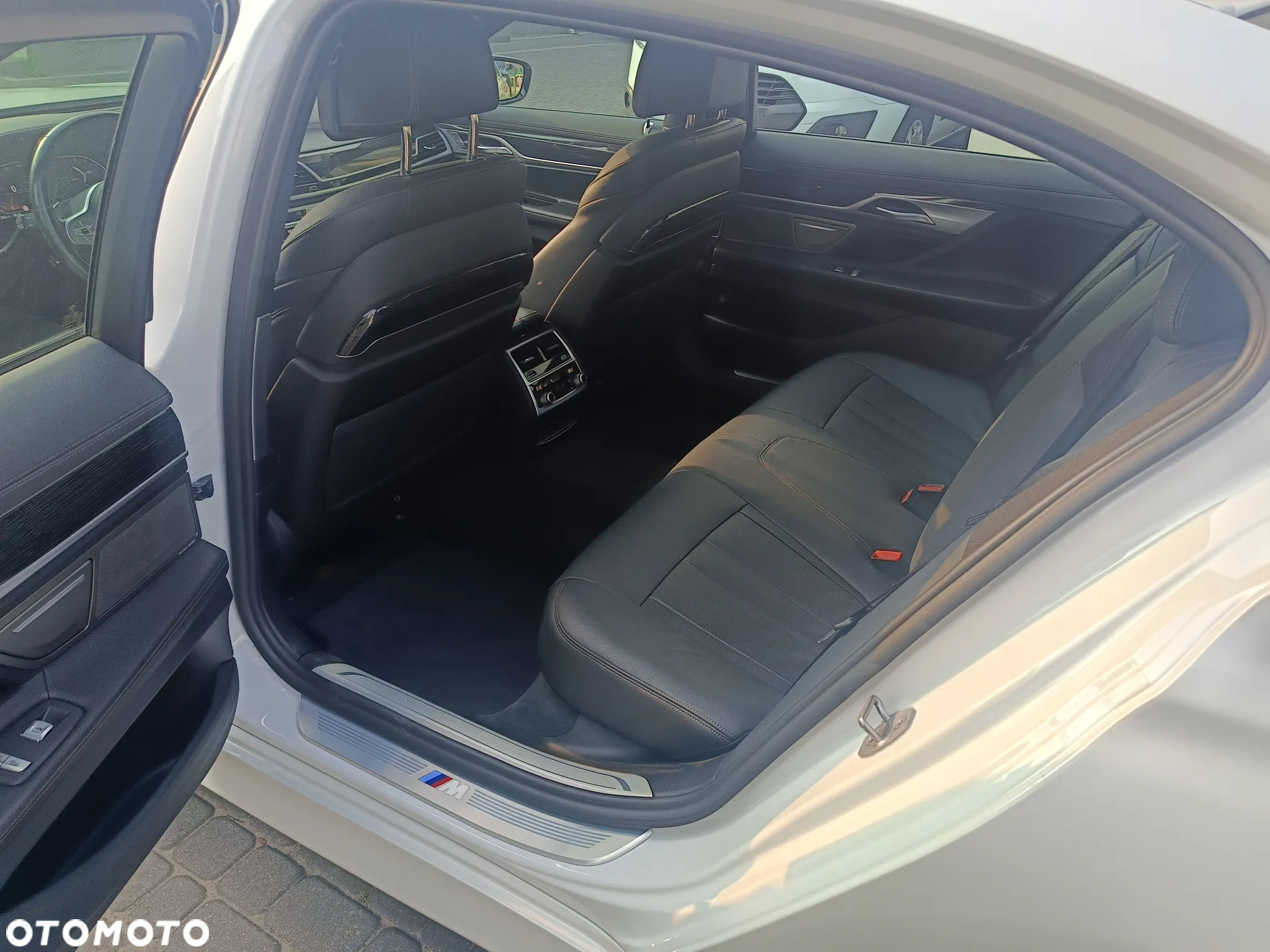 BMW Seria 7 740Li - 28