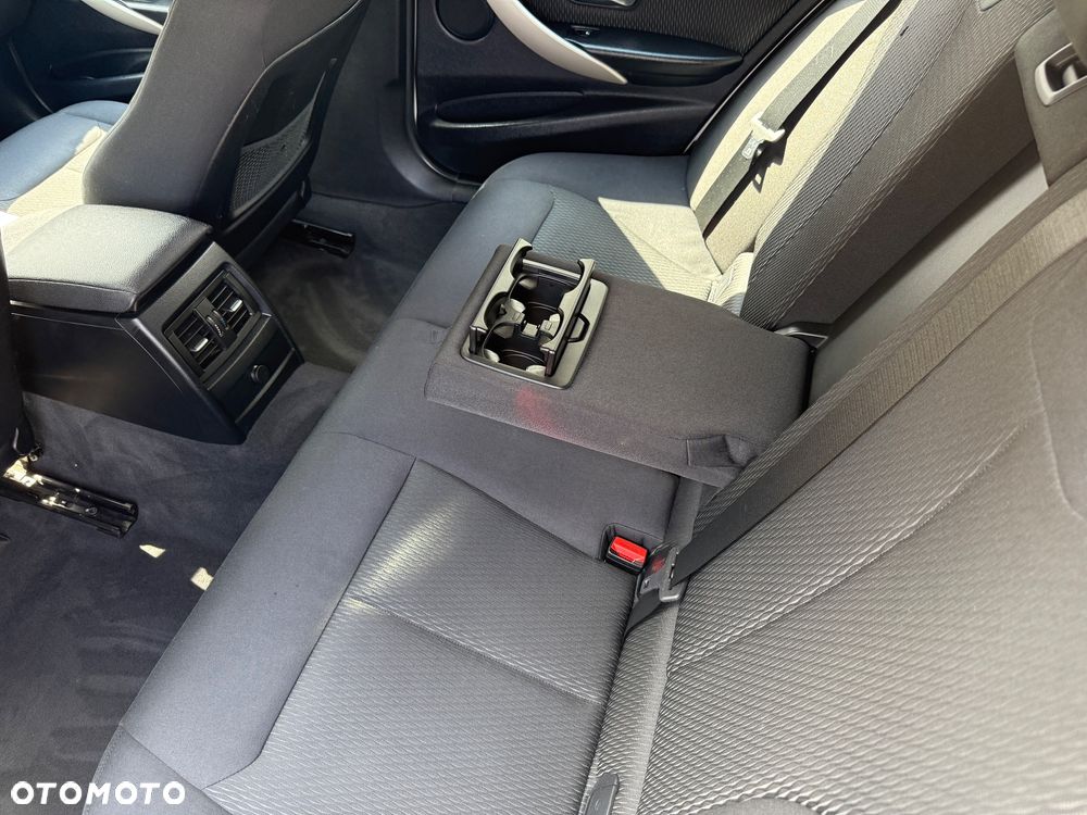BMW Seria 3 320d Sport Line - 35