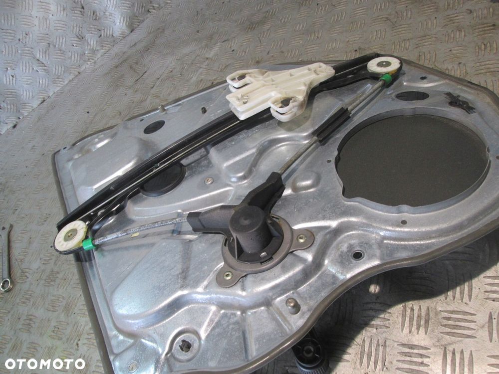 PODNOŚNIK MECHANIZM SZYBY LEWY TYŁ ELEKTRYCZNY VW POLO IV 9N 01- 5 DRZWI - 4