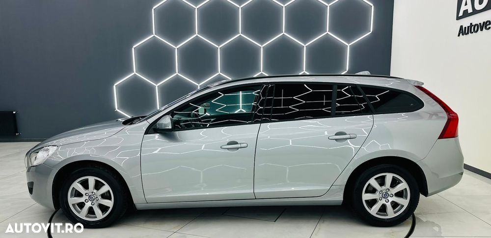 Volvo V60 D2 Momentum - 34