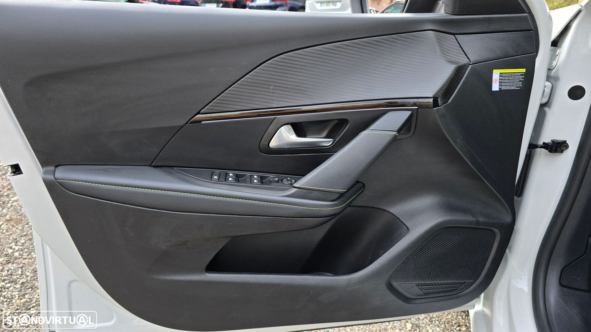 Peugeot e-208 GT - 8