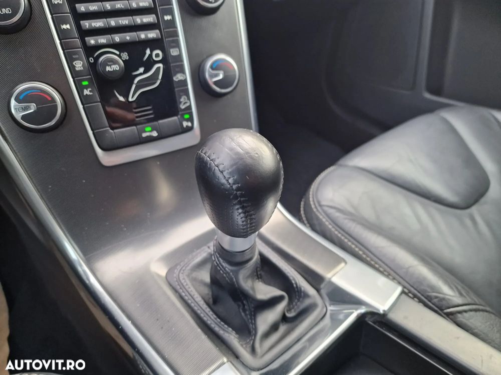 Volvo XC 60 2.4D AWD RDesign - 6
