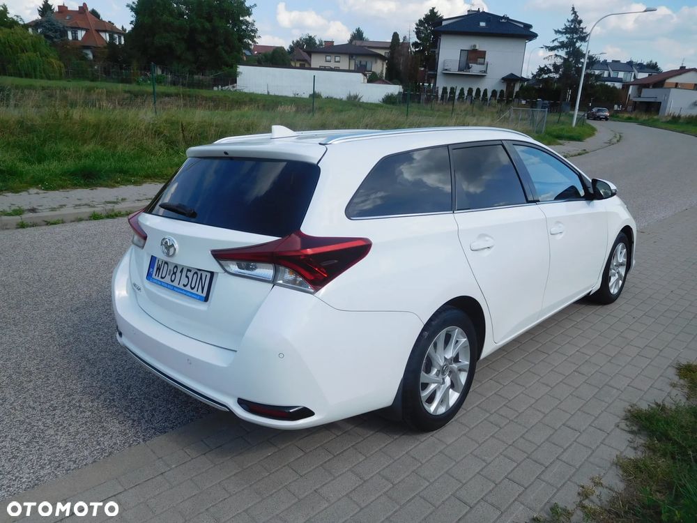 Toyota Auris 1.6 D-4D Premium - 3