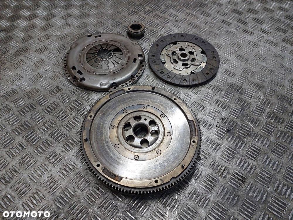 KOŁO DWUMASOWE + TARCZA + DOCISK + ŁOŻYSKO OPOROWE SKODA OCTAVIA I - 1