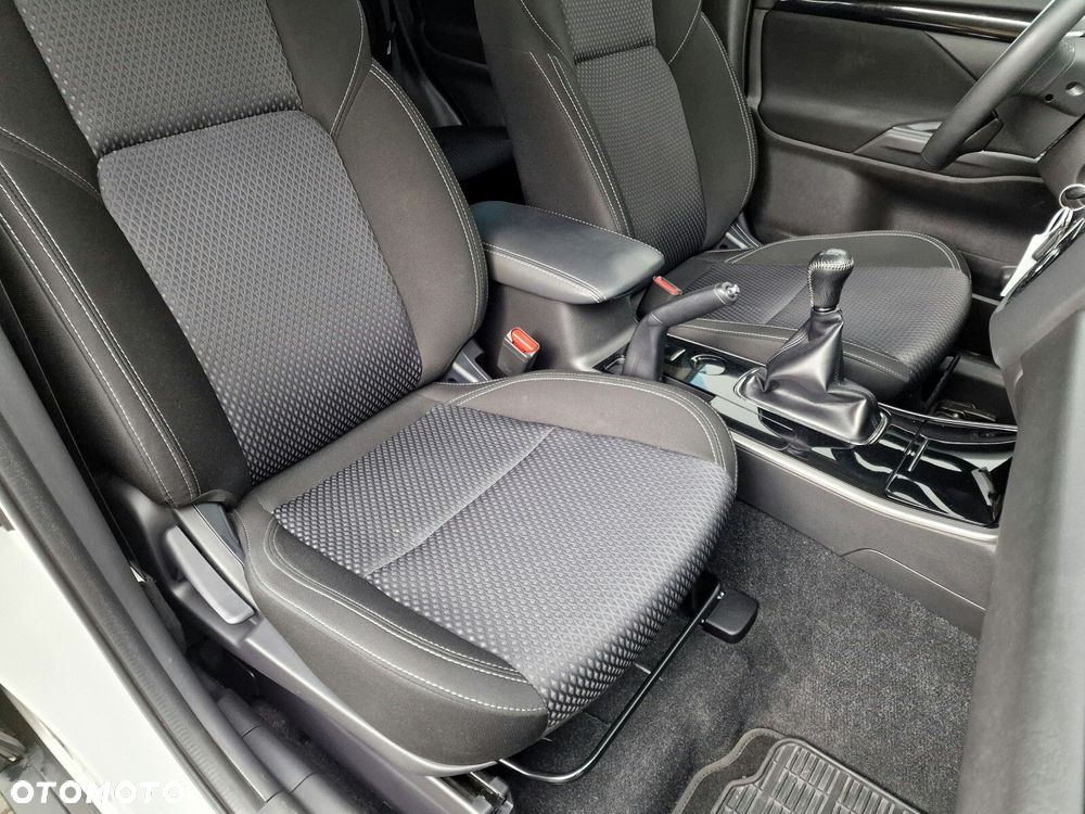 Mitsubishi Outlander 2.0 Invite + 2WD - 20