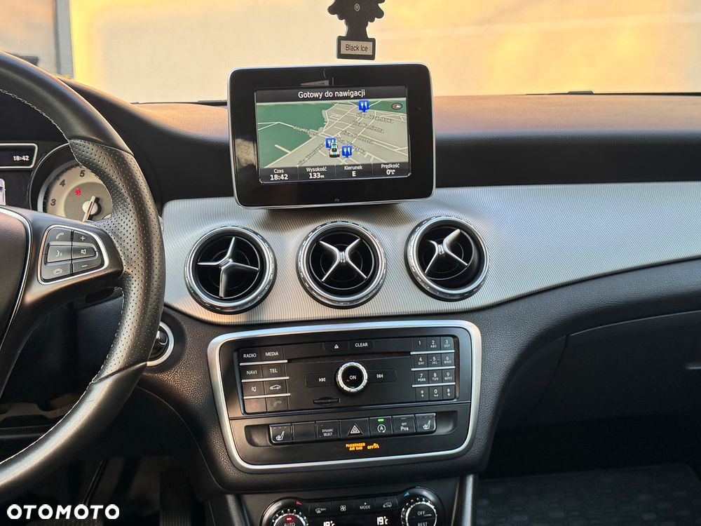 Mercedes-Benz GLA 200 7G-DCT - 34