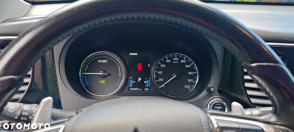 Mitsubishi Outlander Instyle NAVI + - 25