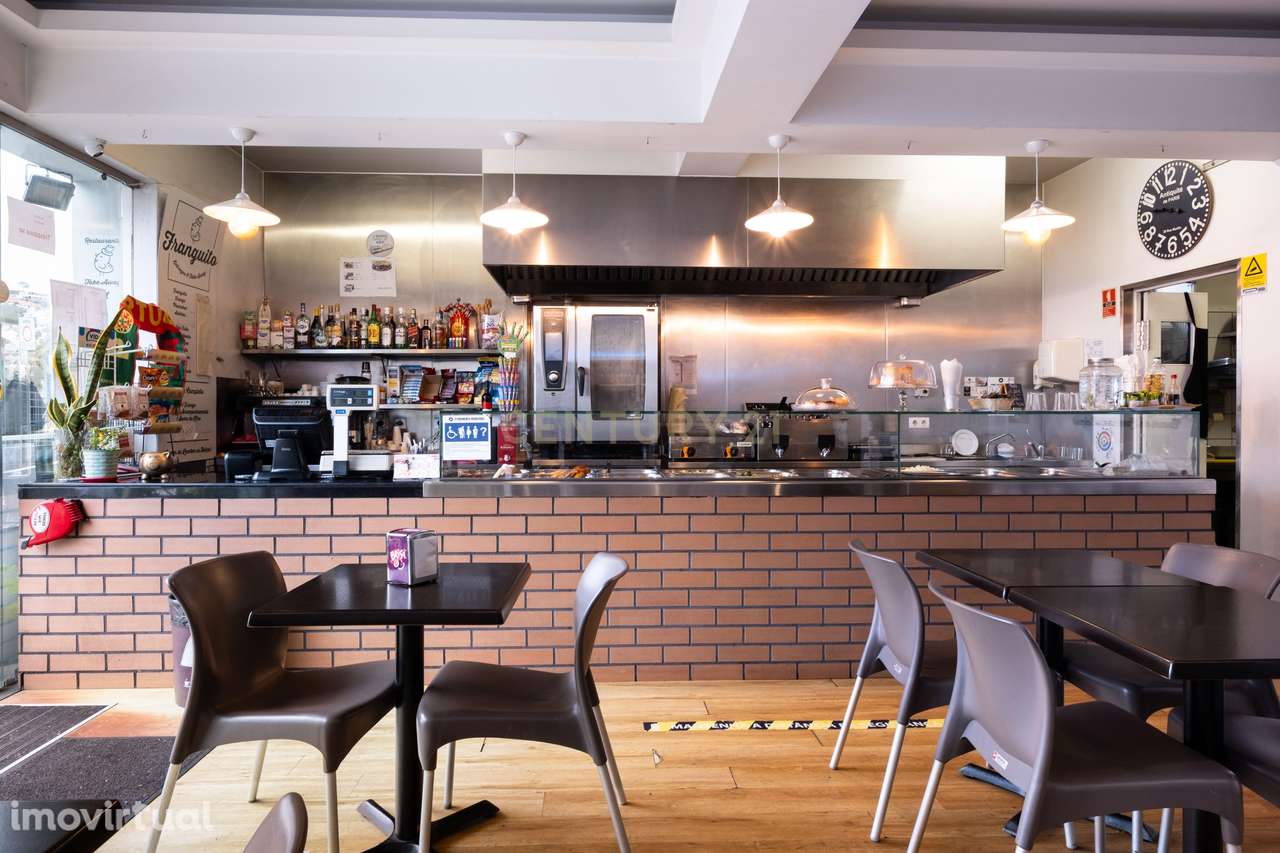 Restaurante em Santo António – Trespasse com Negócio Pronto a Funciona - Grande imagem: 2/25