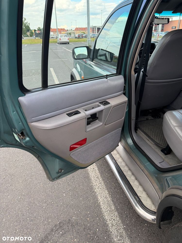Ford Explorer Standard - 12