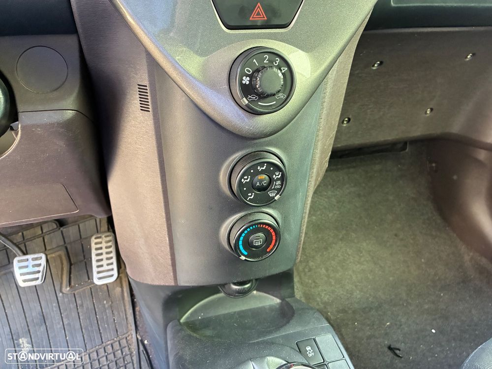 Toyota iQ 1.0 + - 12