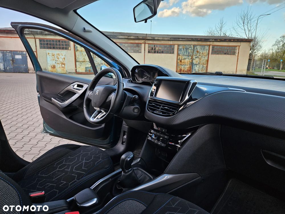 Peugeot 2008 1.2 Pure Tech Style S&S - 28