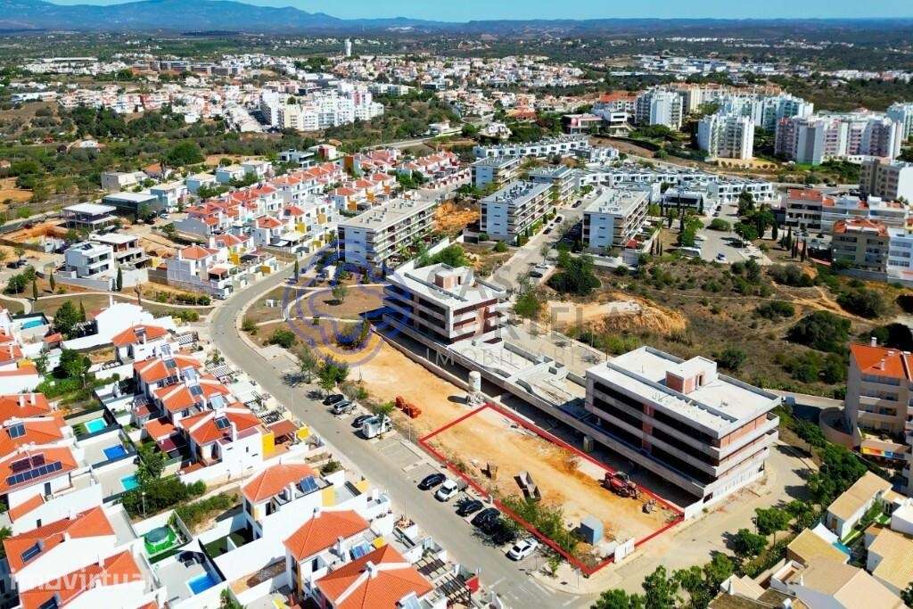 Lote urbano para construção de edifício com quatro pisos - Grande imagem: 3/17