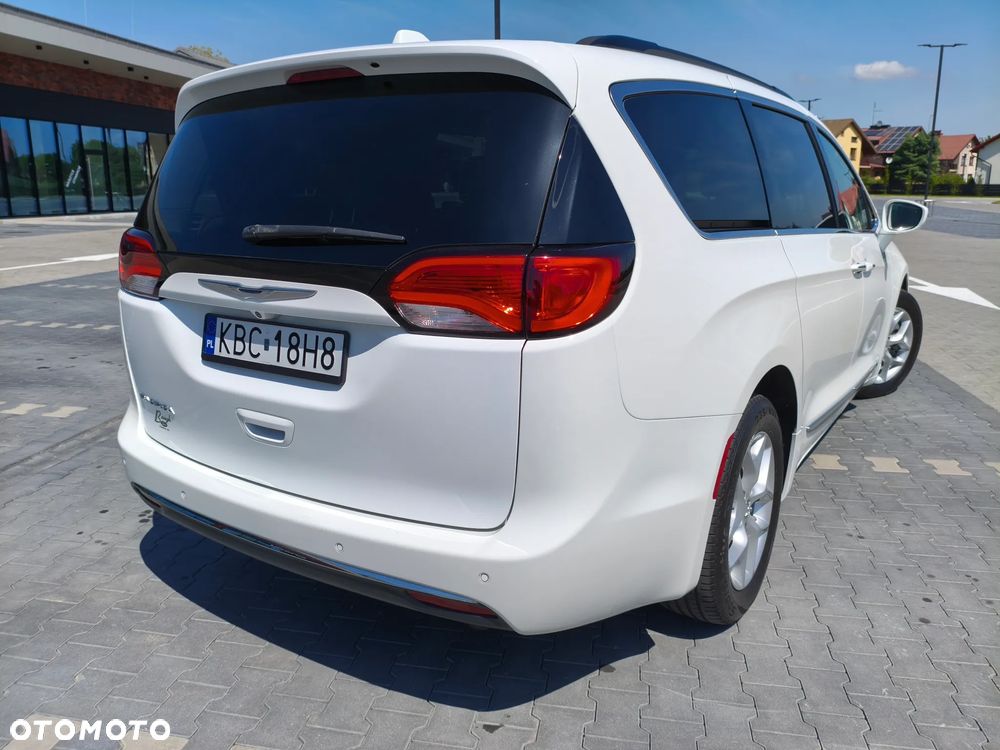 Chrysler Pacifica - 11