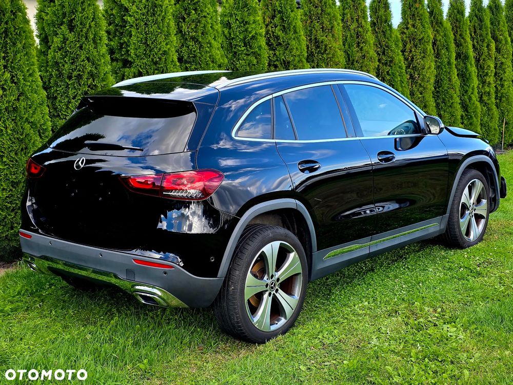 Mercedes-Benz GLA 180 7G-DCT - 2