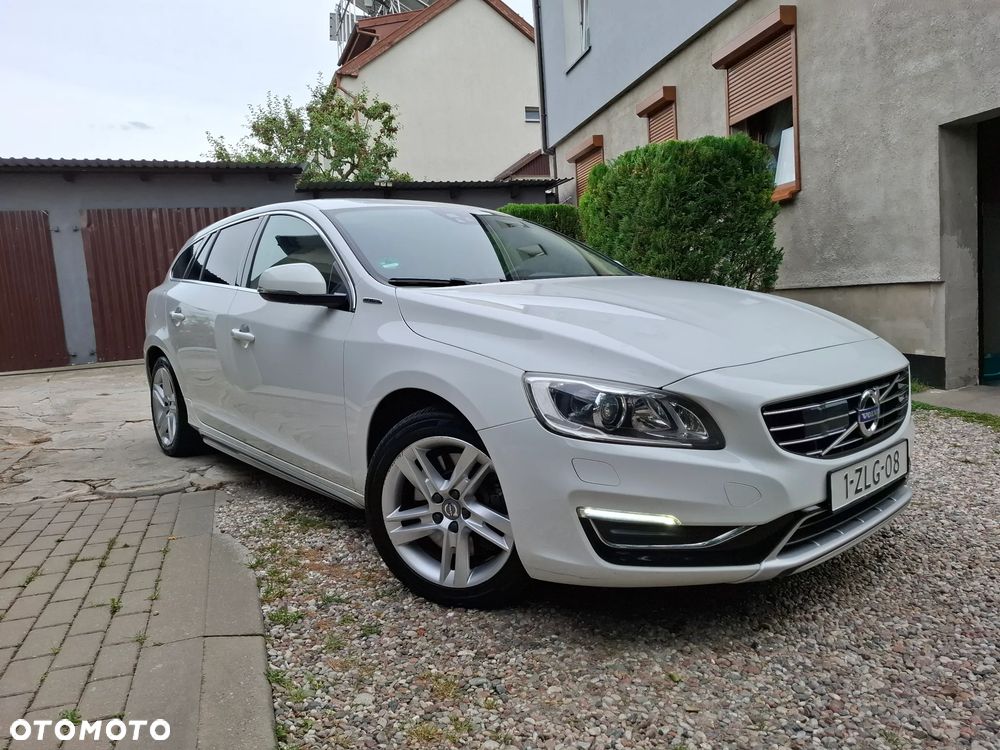 Volvo V60 D6 AWD Plug-in Hybrid Momentum - 1