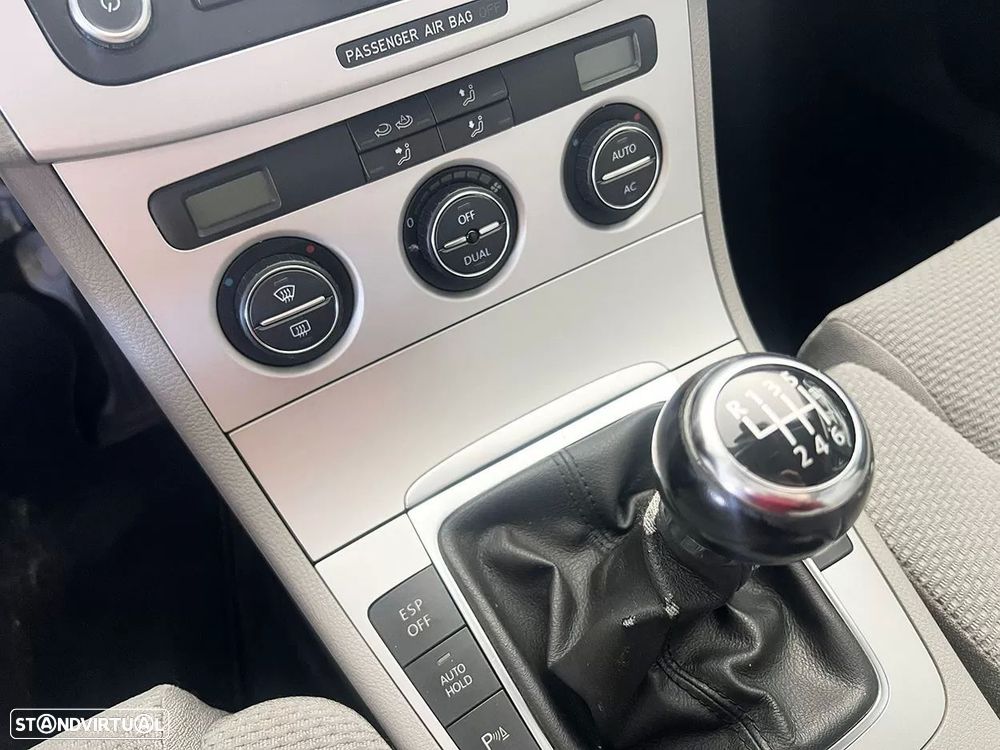 VW Passat Variant 2.0 TDI Confortline - 14