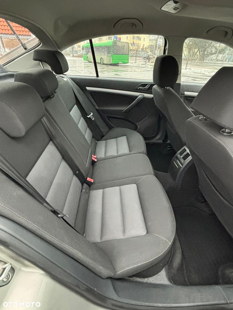 Skoda Octavia 1.6 Ambiente - 17