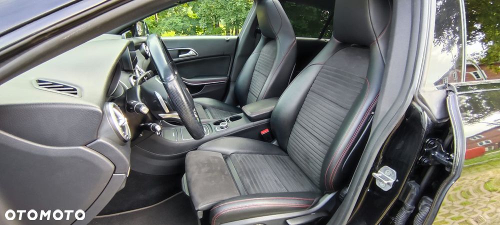 Mercedes-Benz CLA 220 4-Matic AMG Line - 18