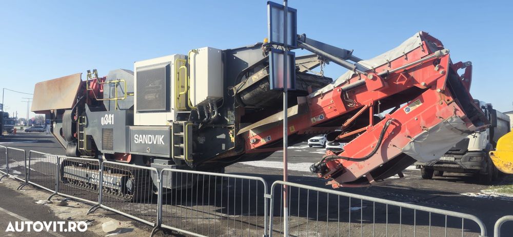 Sandvik QJ341 - concasor cu falci 49,4 tone - 2