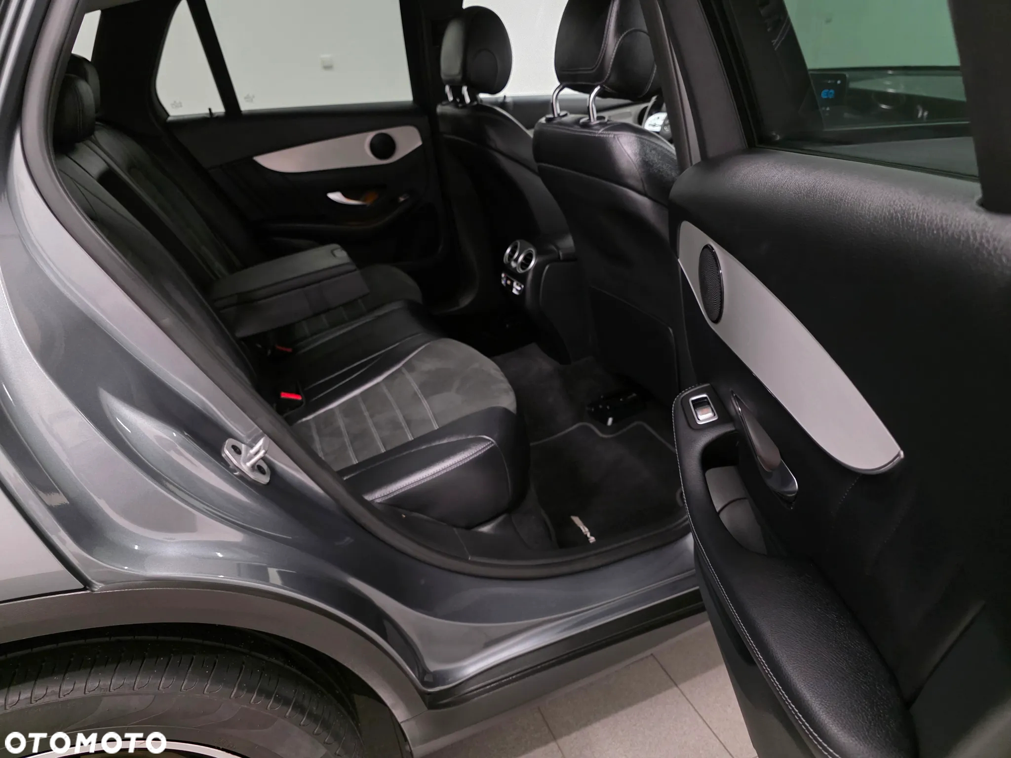 Mercedes-Benz GLC 220 d 4Matic 9G-TRONIC AMG Line Plus - 31