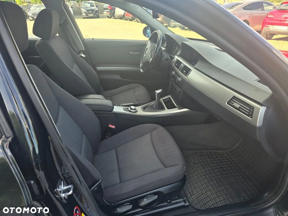 BMW Seria 3 318i Touring - 11