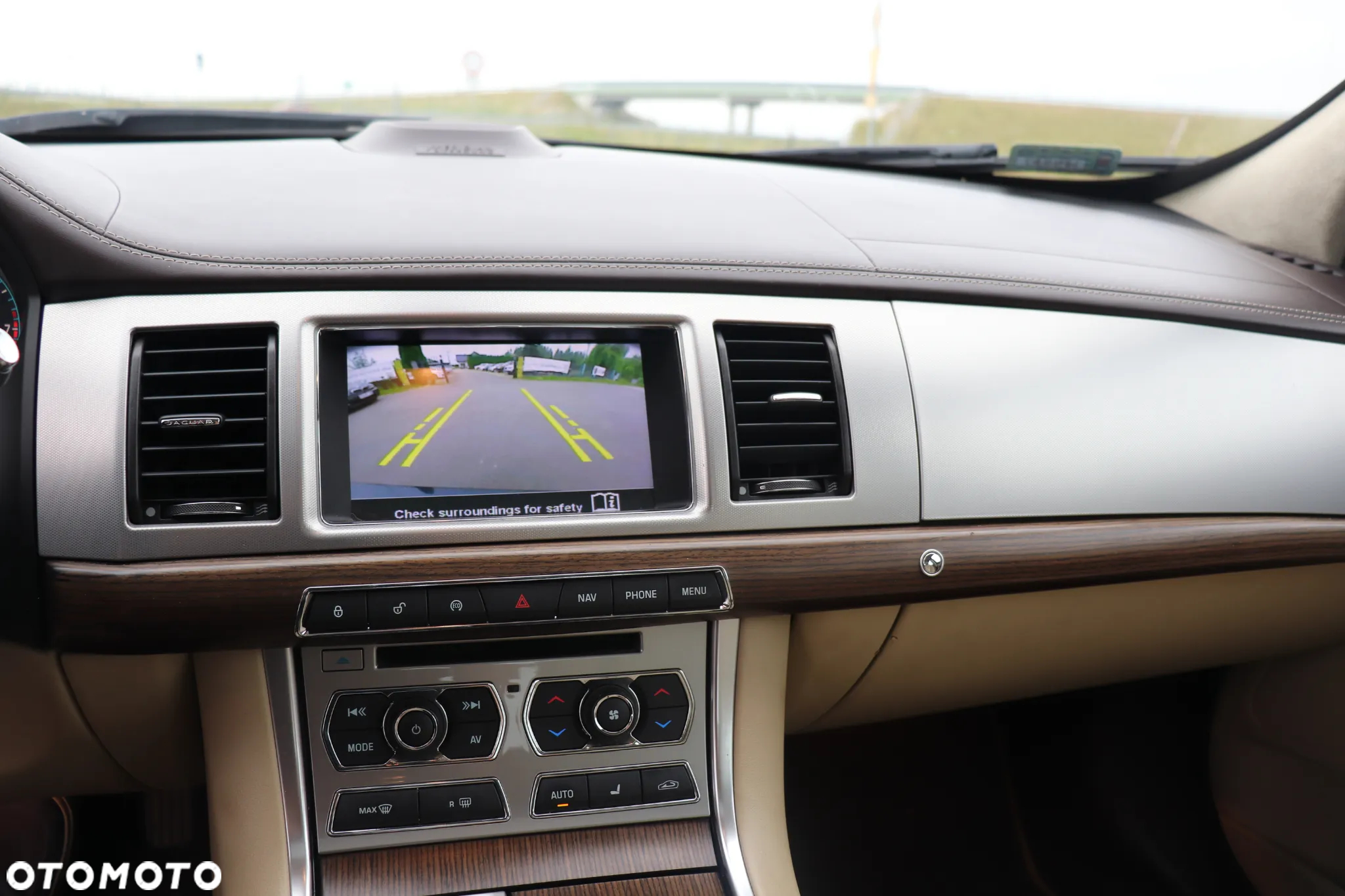 Jaguar XF 3.0 T AWD R-Sport - 24