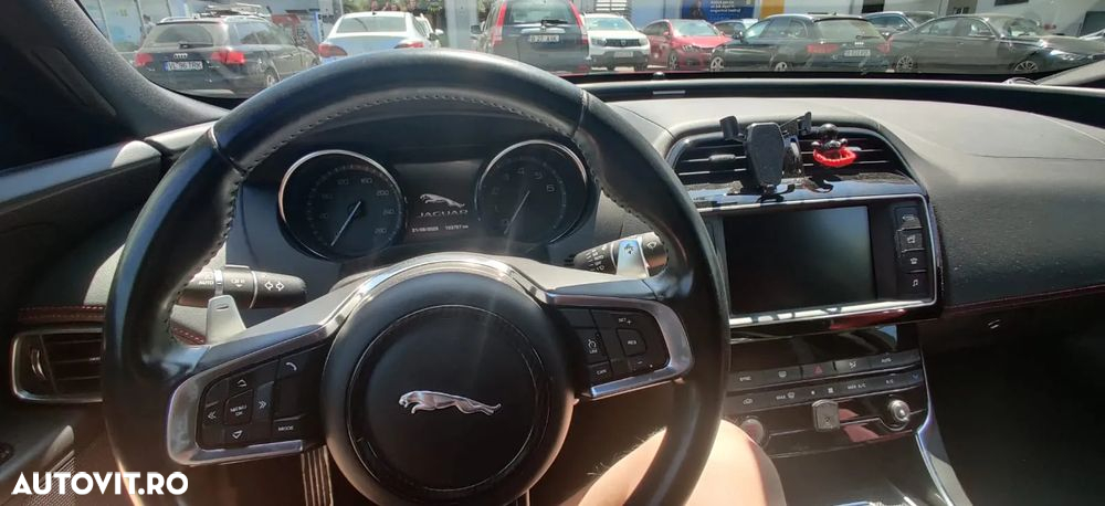 Jaguar XE RWD S - 11
