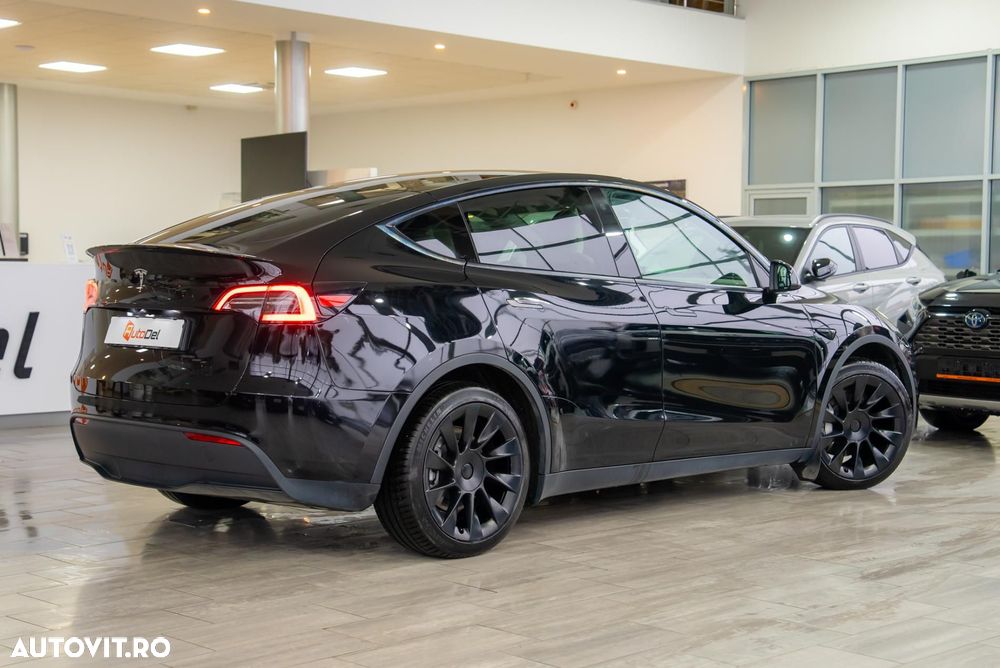 Tesla Model Y - 11