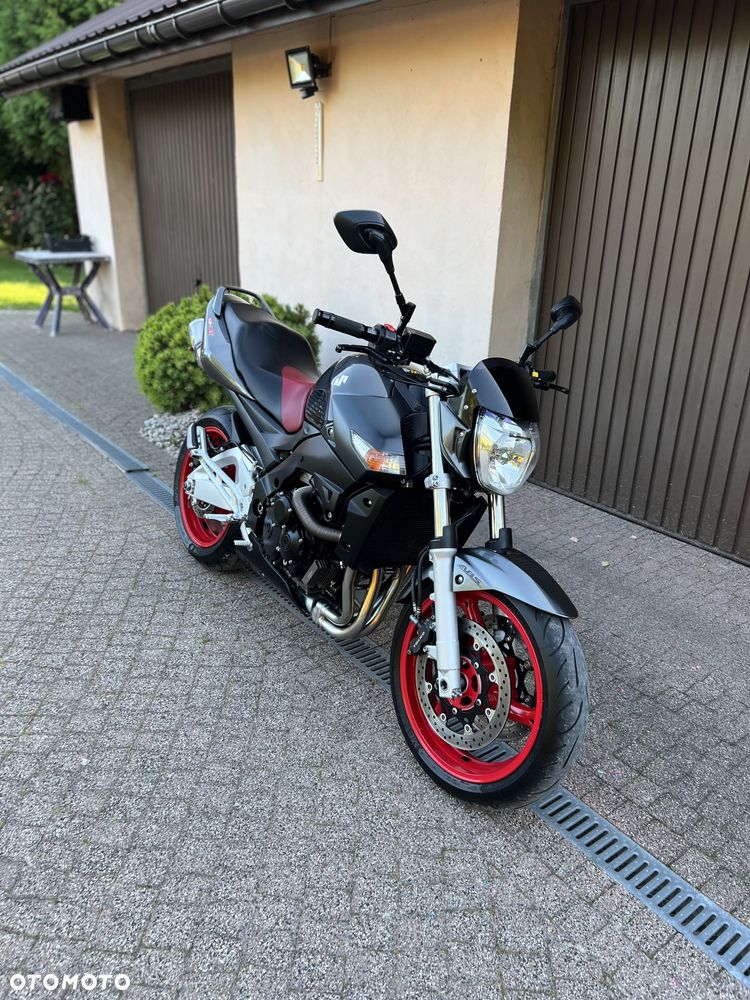 Suzuki GSR - 8