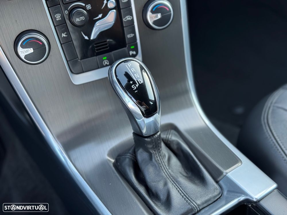 Volvo XC 60 2.0 D4 Momentum Geartronic - 17
