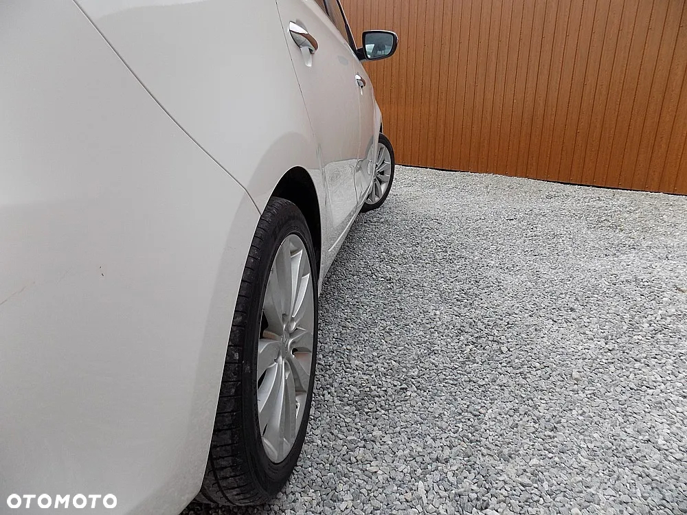 Kia Carens 1.7 CRDi M 7os - 27