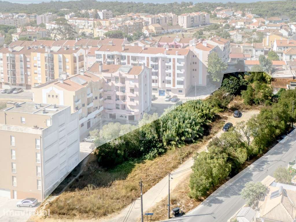 Prédio em ruína, na Charneca da Caparica. - Grande imagem: 2/13