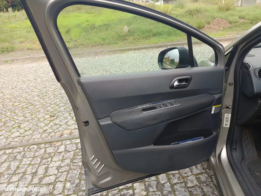 Peugeot 3008 1.6 HDi Premium JLL17 - 21