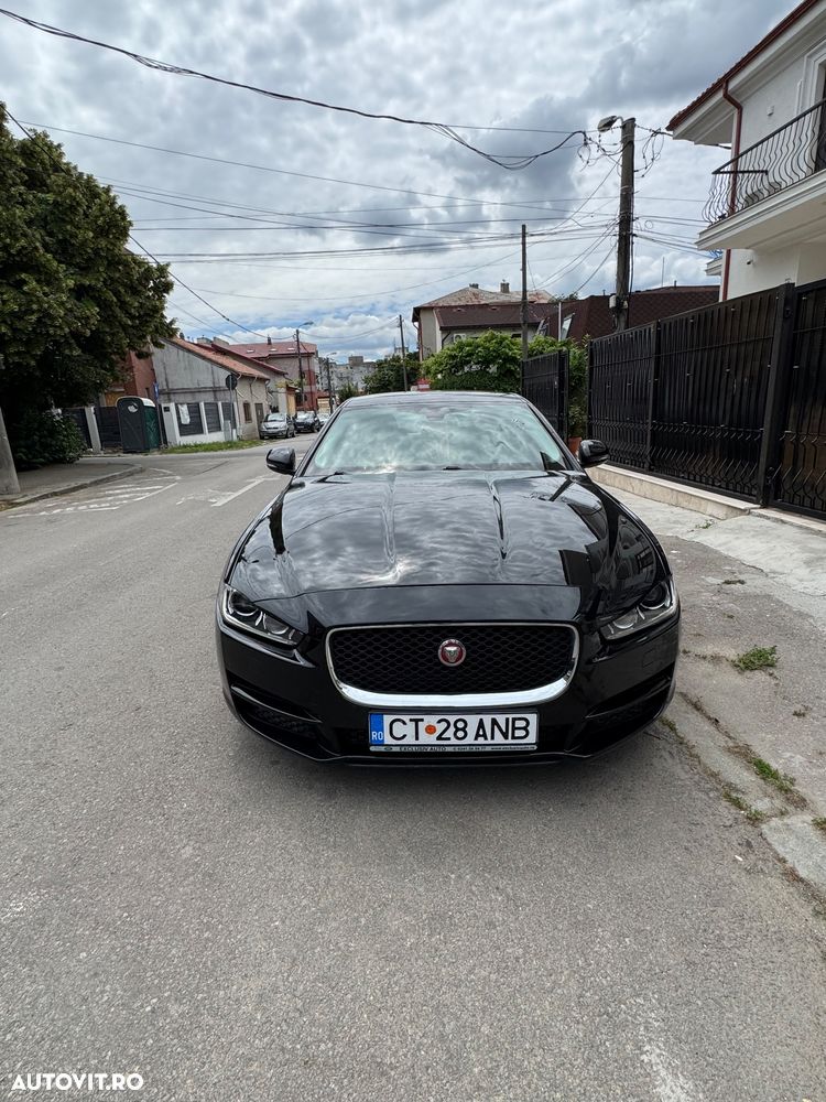 Jaguar XE 2.0 Pure - 6