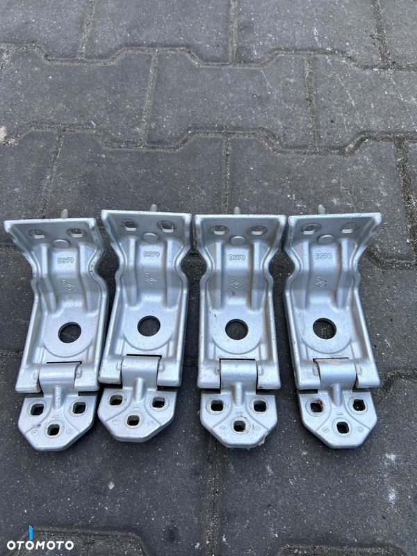 Zawiasy komplet Renault Master III 844000013R