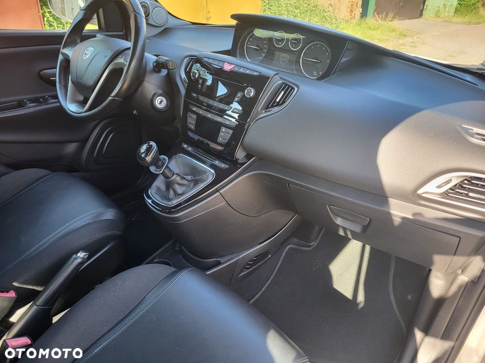 Lancia Ypsilon 0.9 Platinum S&S - 12