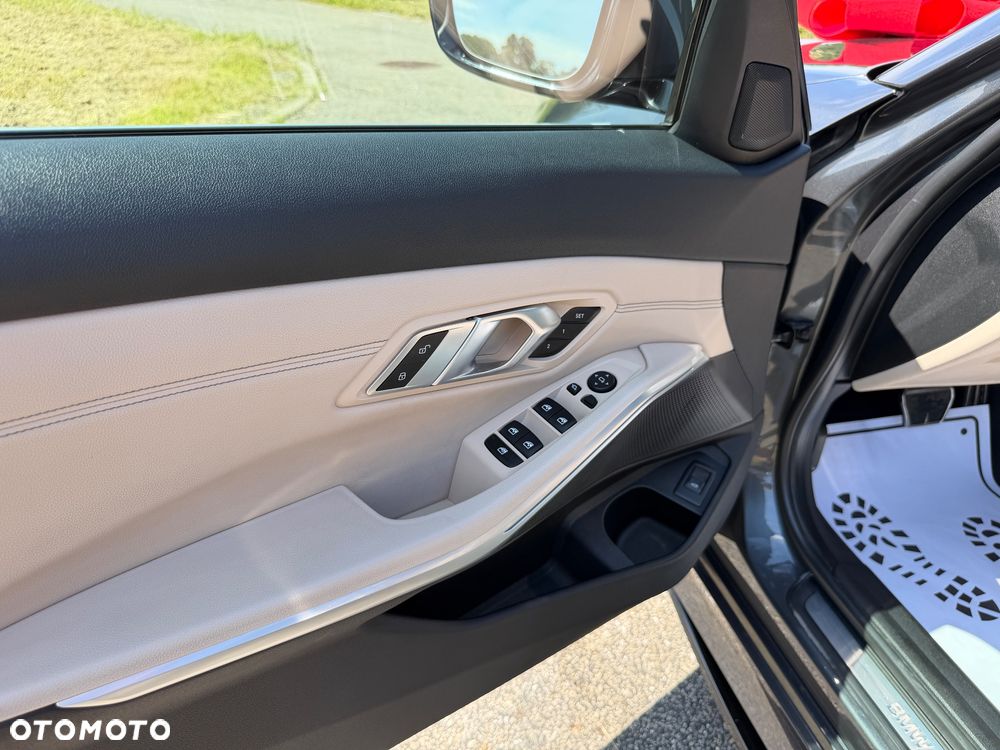 BMW Seria 3 330i xDrive M Sport - 16