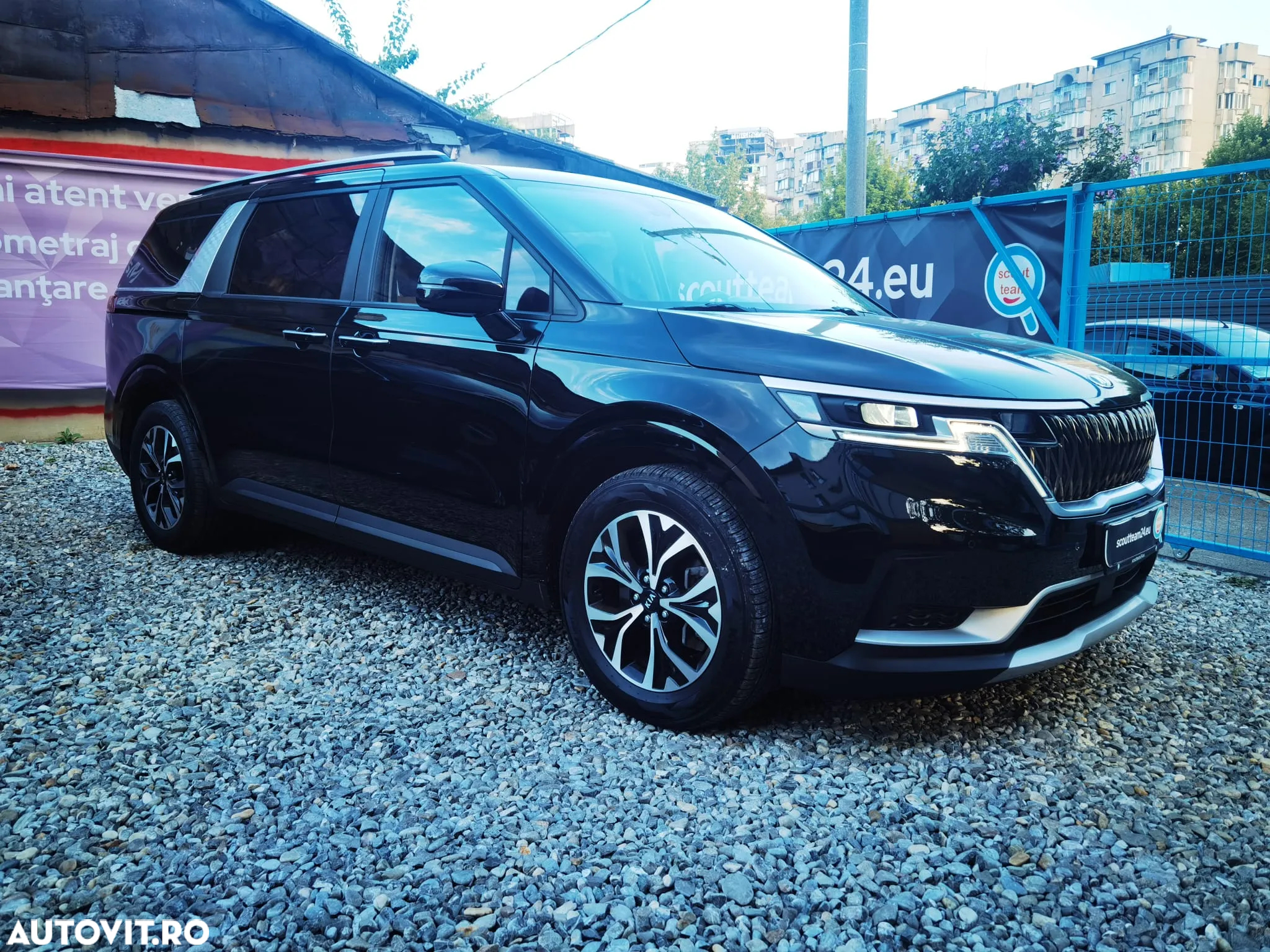 Kia Carnival - 2