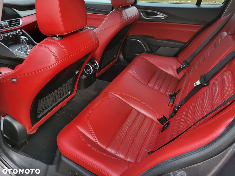 Alfa Romeo Giulia 2.0 Turbo 16V AT8-Q4 Veloce Ti - 26