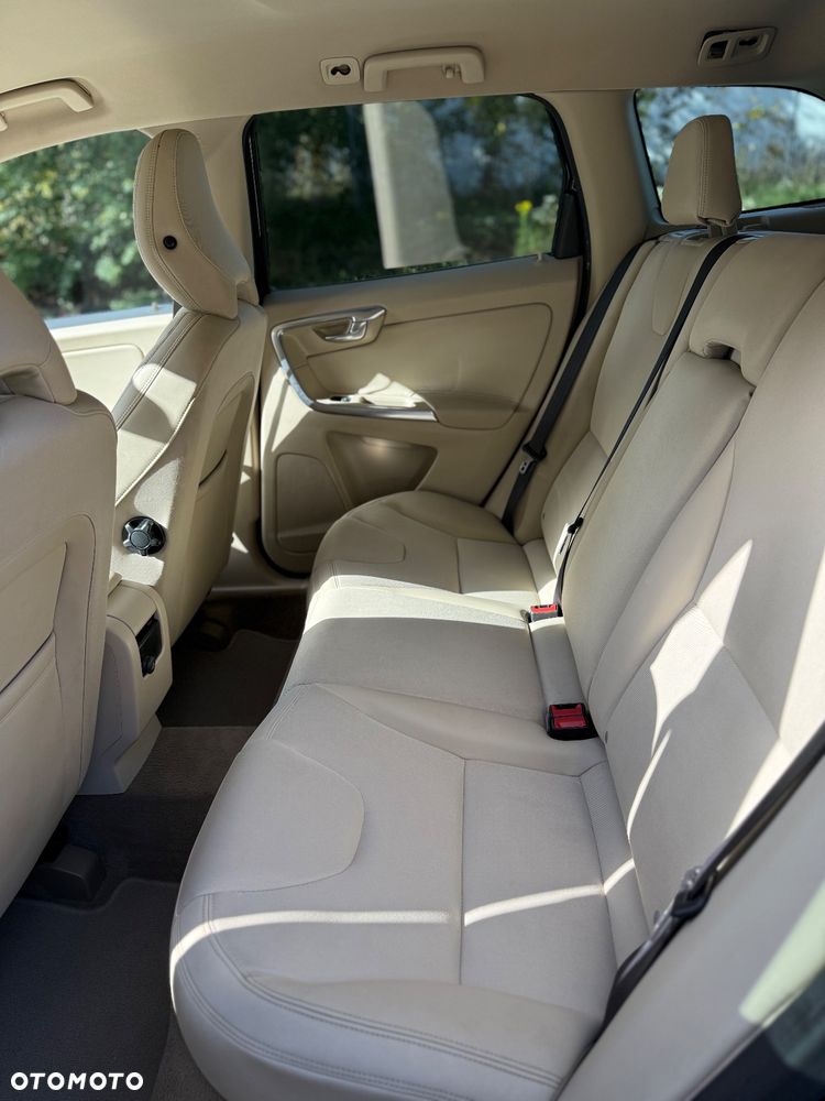 Volvo XC 60 D4 AWD Momentum - 11