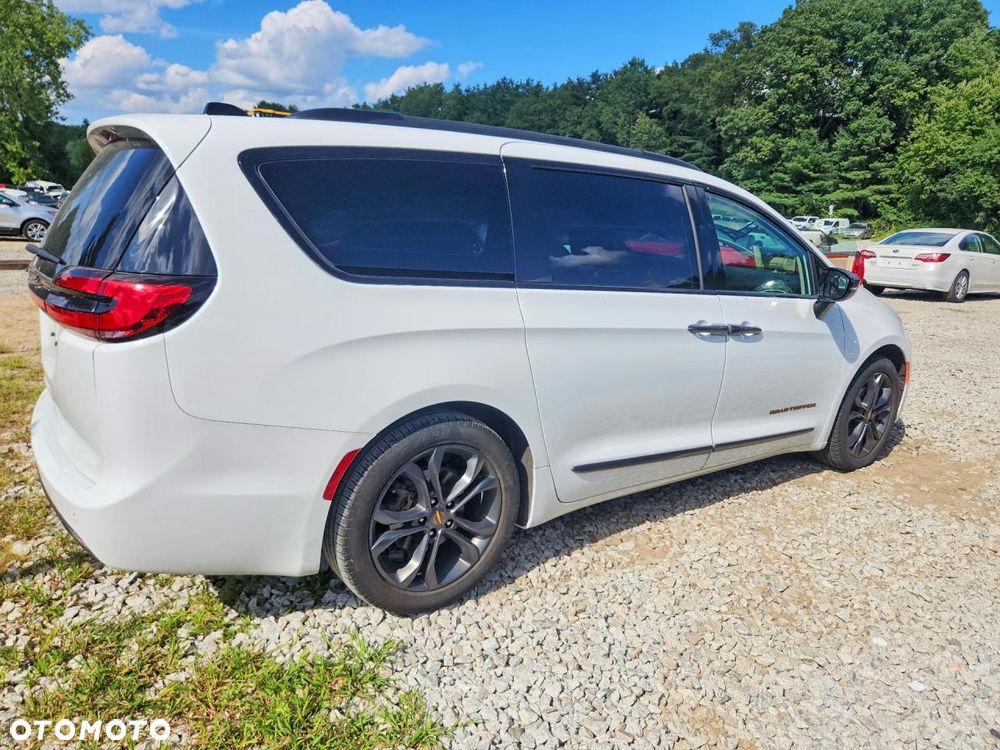 Chrysler Pacifica - 4