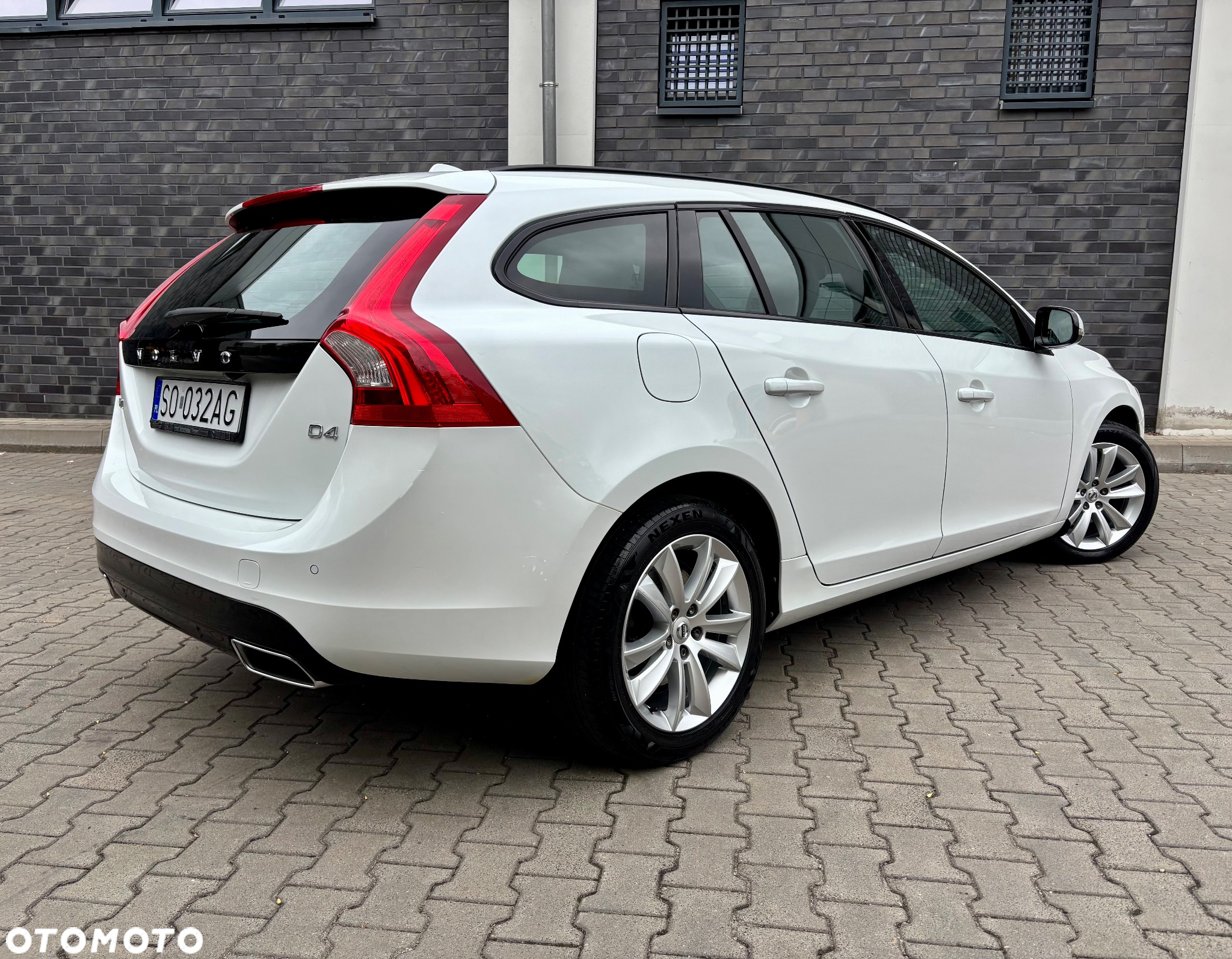 Volvo V60 D4 Drive-E R-Design Kinetic - 35