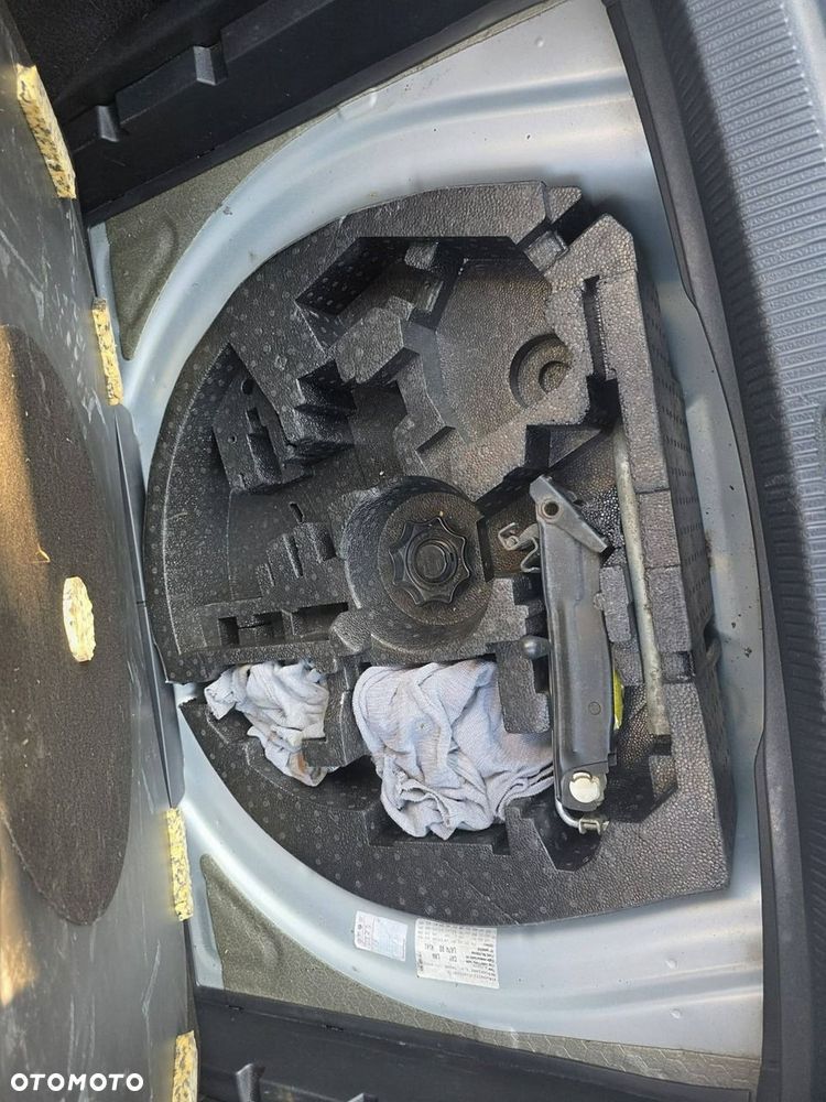Volkswagen Golf 1.6 TDI DPF Comfortline - 26