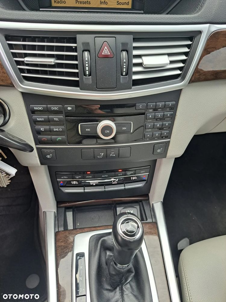 Mercedes-Benz Klasa E 220 CDI DPF BlueEFFICIENCY 7G-TRONIC Elegance - 17