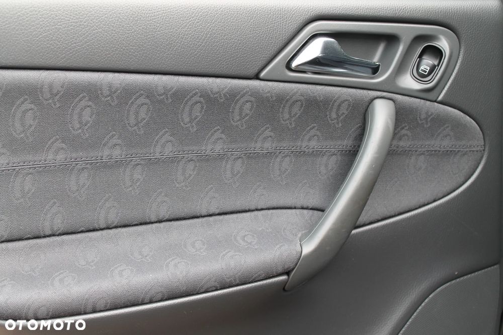 Mercedes-Benz Klasa C 200 CGI Elegance - 27