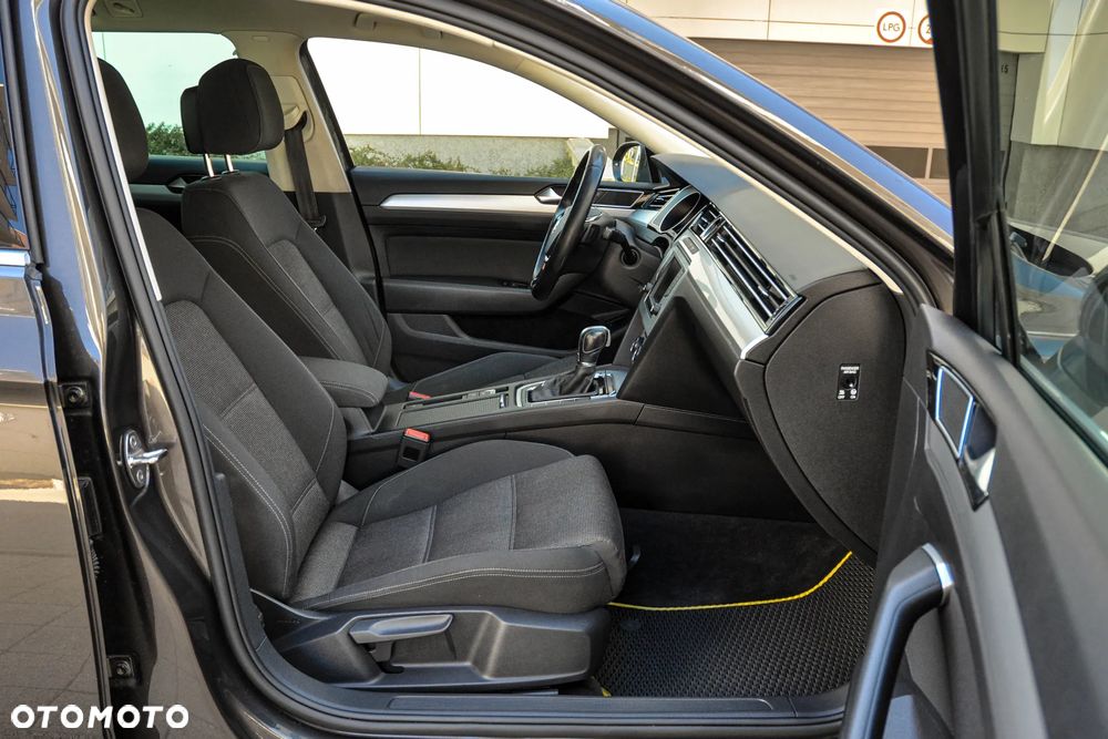Volkswagen Passat - 12