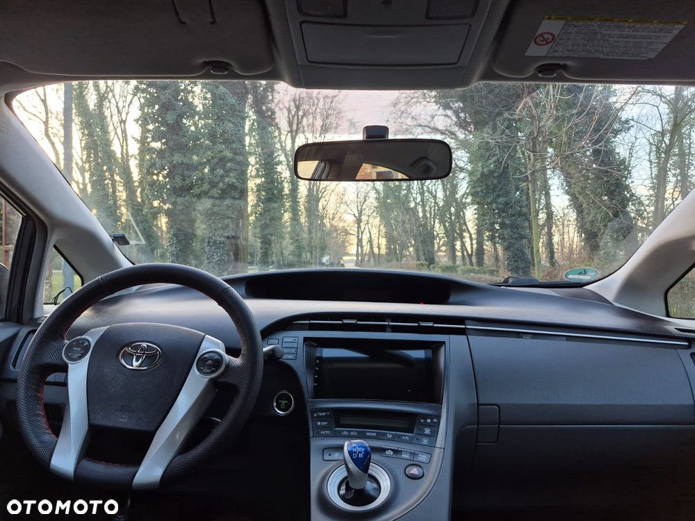 Toyota Prius (Hybrid) Executive - 16