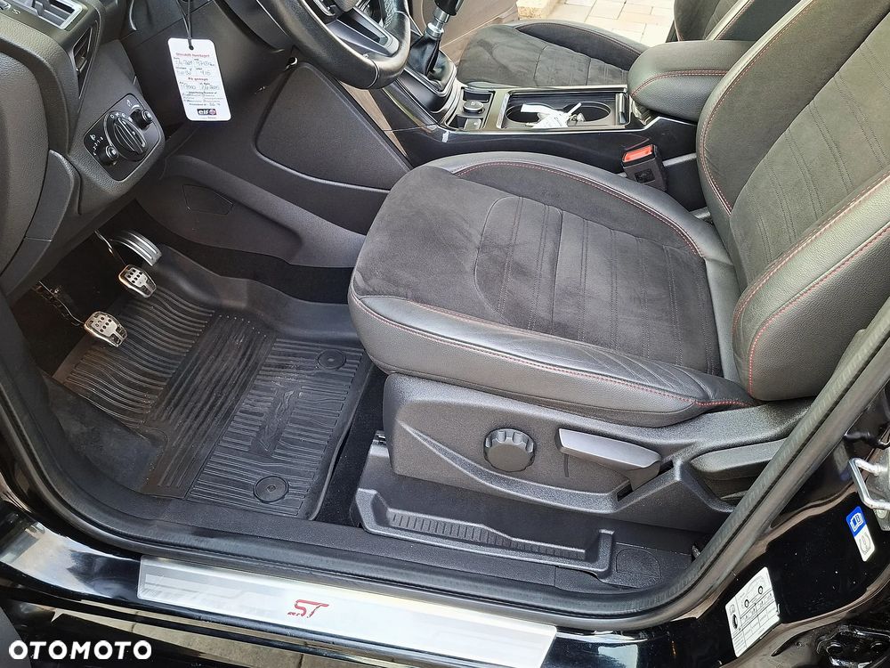 Ford Kuga 1.5 EcoBoost 2x4 ST-Line - 25