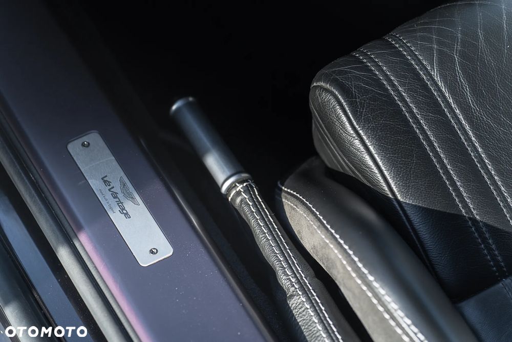 Aston Martin V12 Vantage Carbon Black - 25