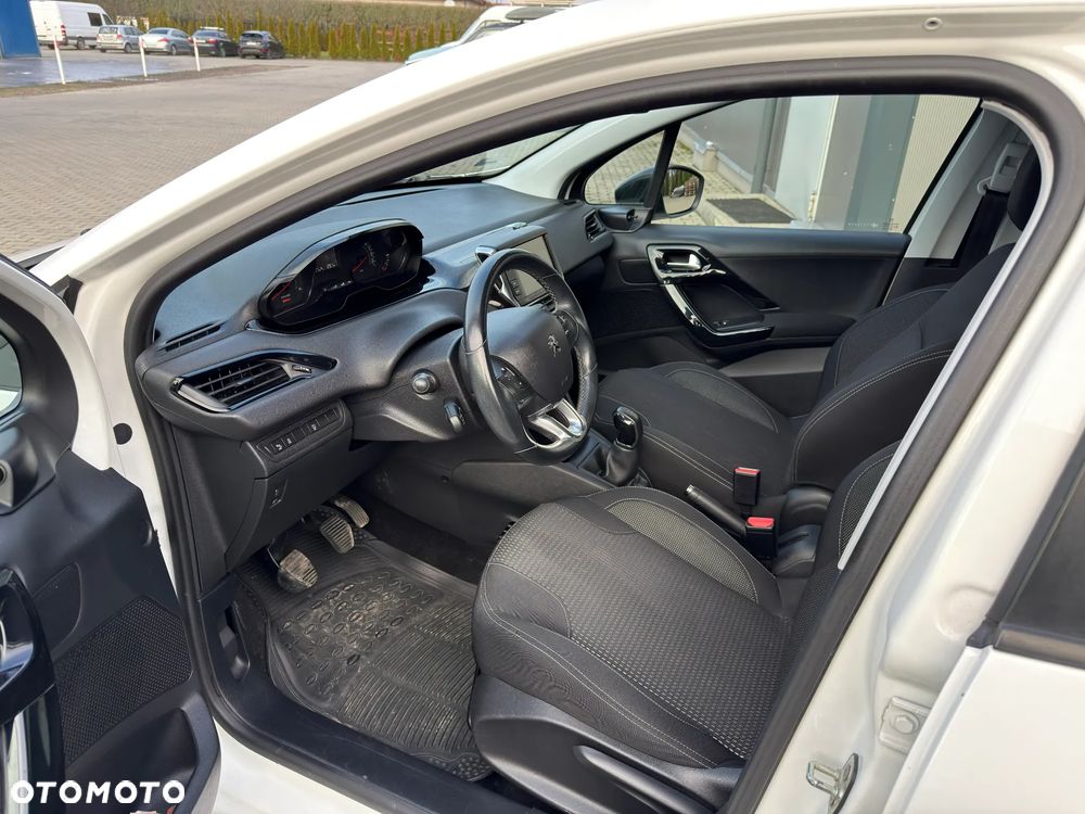 Peugeot 208 - 11